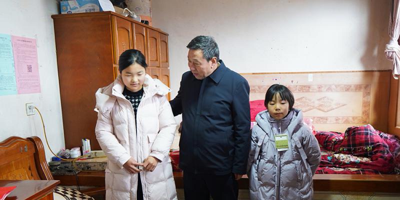 马越垠走访慰问结对关爱对象并调研驻村帮扶工作