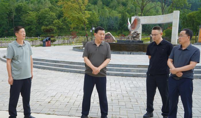 马越垠在党川龙门林场调研