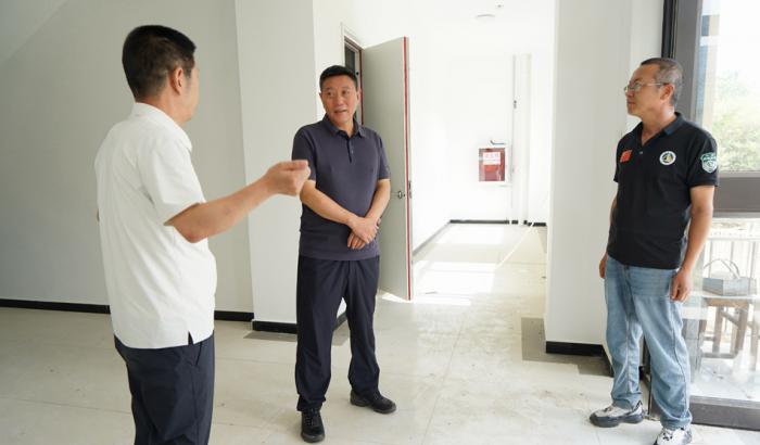 马越垠在麦积林场调研